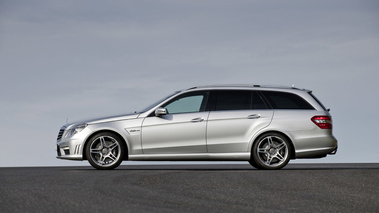 Mercedes E63 AMG Estate gris profil