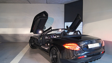 Mercedes McLaren SLR 722s Roadster noir 3/4 arrière gauche portes ouvertes