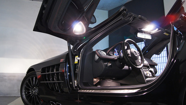 Mercedes McLaren SLR 722s Roadster noir intérieur penché porte ouverte