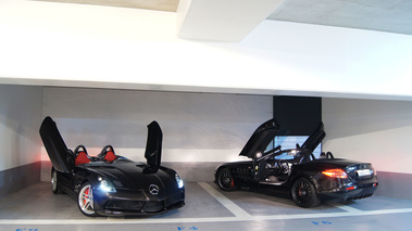 Mercedes McLaren SLR Stirling Moss noir 3/4 avant droit & SLR 722s Roadster noir 3/4 arrière gauche portes ouvertes