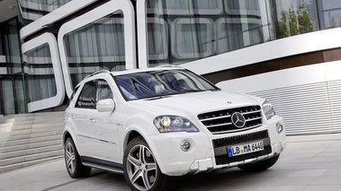 Mercedes ML63AMG - blanche - 3/4 avant droit