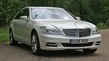 Mercedes S400 HYBRID Blanche face avant 