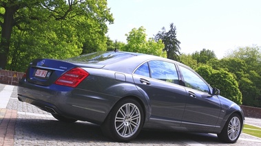  Mercedes S400 Hybrid vue 3/4 arrière droit.