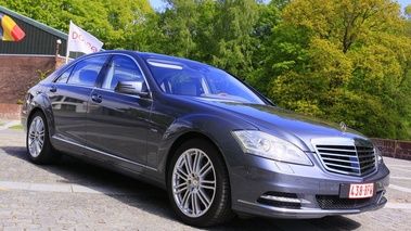  Mercedes S400 Hybrid vue 3/4 avant droit.