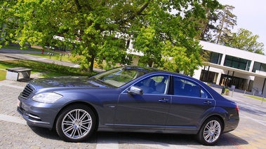  Mercedes S400 Hybrid vue 3/4 avant gauche.