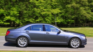  Mercedes S400 Hybrid vue de profil droit.