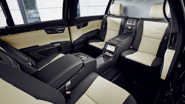 Mercedes S600 Pullmann noir intérieur 3