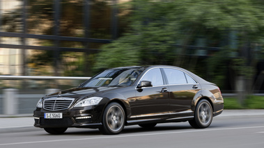 Mercedes S63 AMG - marron - 3/4 avant gauche, dynamique