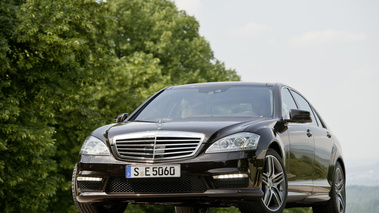 Mercedes S63 AMG - marron - 3/4 avant gauche