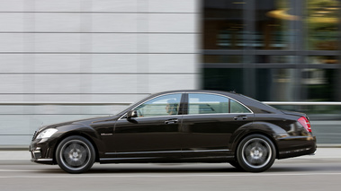 Mercedes S63 AMG - marron - profil, dynamique