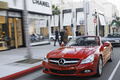 Mercedes SL rouge 3/4 avant gauche travelling