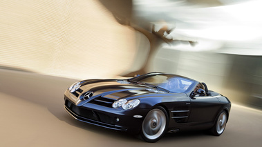 Mercedes SLR  Roadster - noire - 3/4 avant gauche, dynamique