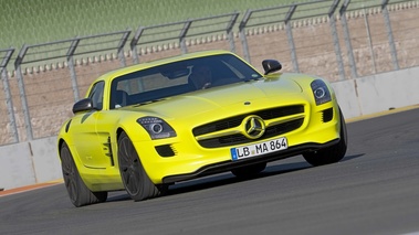 Mercedes SLS AMG E-Cell jaune 3/4 avant droit penché