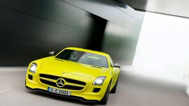 Mercedes SLS AMG E-Cell - jaune - 3/4 avant gauche, filé