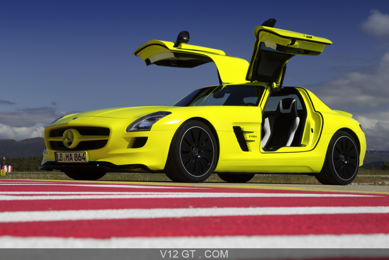 Salon de Genève 2010 - Mercedes SLS AMG blanc face arrière portes