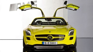 Mercedes SLS AMG E-Cell - jaune - face, portes ouvertes