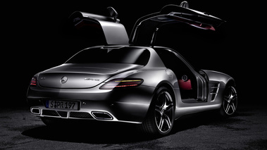 Mercedes SLS AMG gris 3/4 arrière droit portes ouvertes