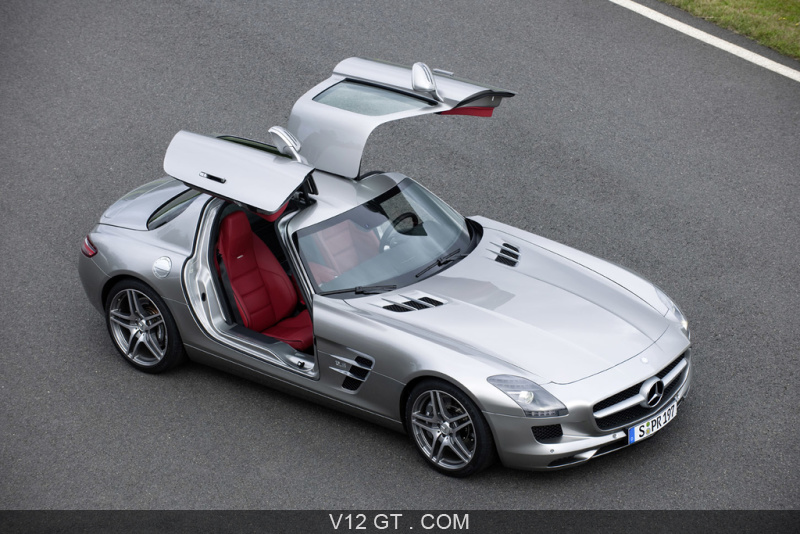 Salon de Genève 2010 - Mercedes SLS AMG blanc face arrière portes