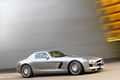 Mercedes SLS AMG gris 3/4 avant droit travelling penché