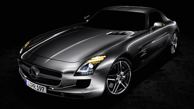 Mercedes SLS AMG gris 3/4 avant gauche feux allumés