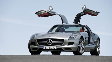 Mercedes SLS AMG gris 3/4 avant gauche portes ouvertes