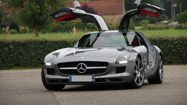 Mercedes SLS AMG gris 3/4 avant gauche portes ouvertes