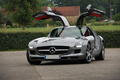 Mercedes SLS AMG gris 3/4 avant gauche portes ouvertes