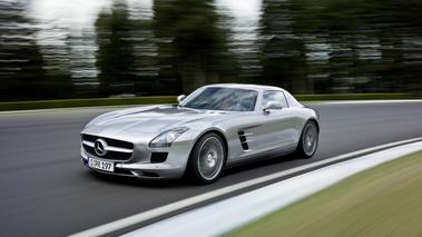 Mercedes SLS AMG gris 3/4 avant gauche travelling