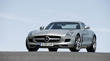 Mercedes SLS AMG gris 3/4 avant gauche