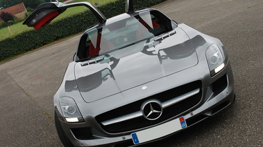 Mercedes SLS AMG gris face avant penché debout portes ouvertes