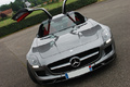 Mercedes SLS AMG gris face avant penché debout portes ouvertes