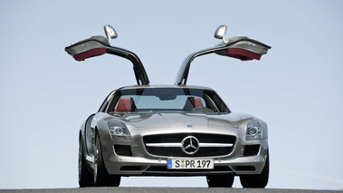 Mercedes SLS AMG gris face avant portes ouvertes