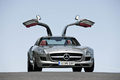 Mercedes SLS AMG gris face avant portes ouvertes