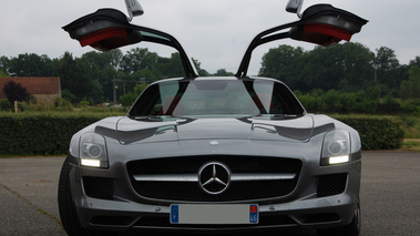 Mercedes SLS AMG gris face avant portes ouvertes