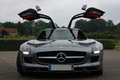 Mercedes SLS AMG gris face avant portes ouvertes