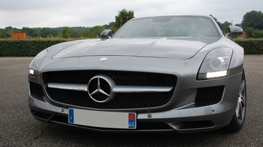 Mercedes SLS AMG gris face avant