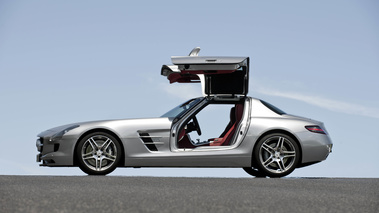 Mercedes SLS AMG gris profil portes ouvertes