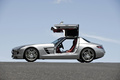 Mercedes SLS AMG gris profil portes ouvertes