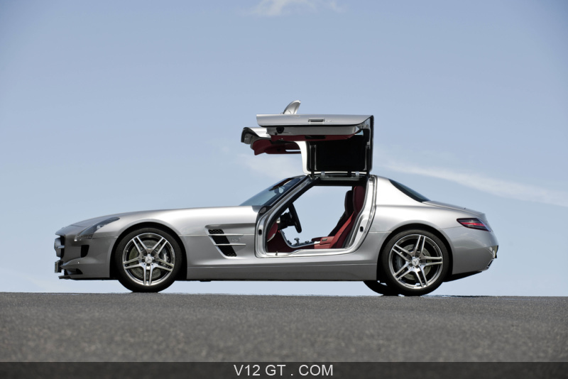 Miniature MERCEDES SLS AMG avec portes ouvertes 2009 Gold SPARKS SPAS1023 | Collect World