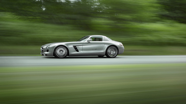 Mercedes SLS AMG gris profil travelling