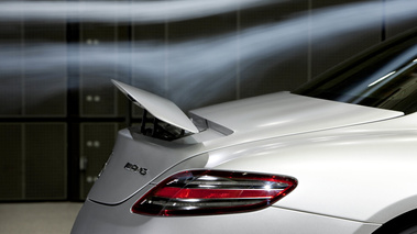 Mercedes SLS AMG gris soufflerie aileron levé