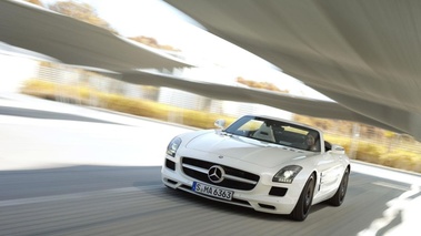 Mercedes SLS AMG roadster - blanc - 3/4 avant gauche, dynamique