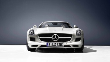 Mercedes SLS AMG Roadster blanc face avant