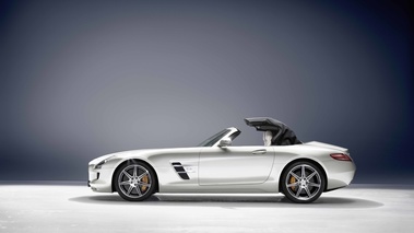 Mercedes SLS AMG Roadster blanc profil fermeture capote 2