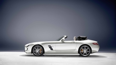 Mercedes SLS AMG Roadster blanc profil fermeture capote