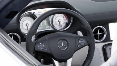 Mercedes SLS AMG Roadster blanc volant 2