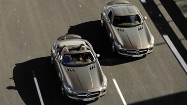 Mercedes SLS AMG Roadster & SLS AMG marron satiné 3/4 avant droit filé vue de haut