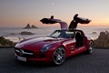 Mercedes SLS AMG rouge 3/4 avant gauche portes ouvertes