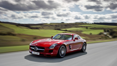 Mercedes SLS AMG rouge 3/4 avant gauche travelling 3