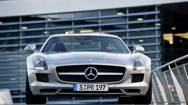 Mercedes SLS AMG rouge face avant 3